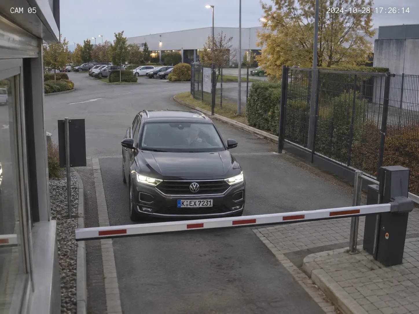 Záber kamery s čítaním ŠPZ pri vjazde so závorou